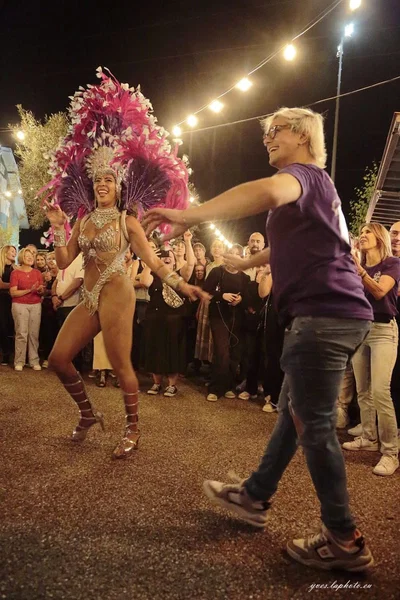 Show de danse brésilienne en costume de plumes